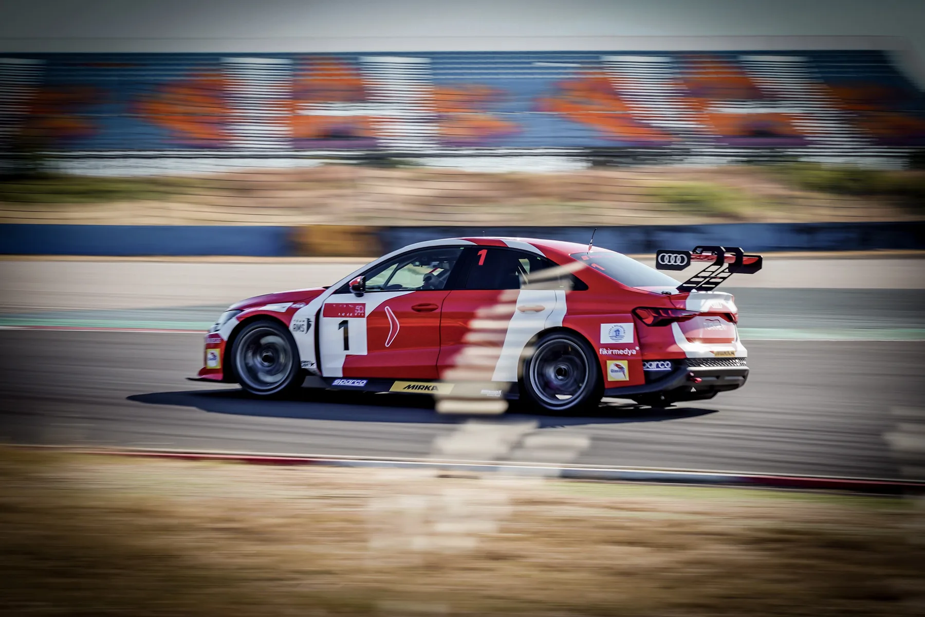 Bulltron-Race-Fahrzeuge auf der Rennstrecke, angeführt von einem Porsche 911 GT3 Cup