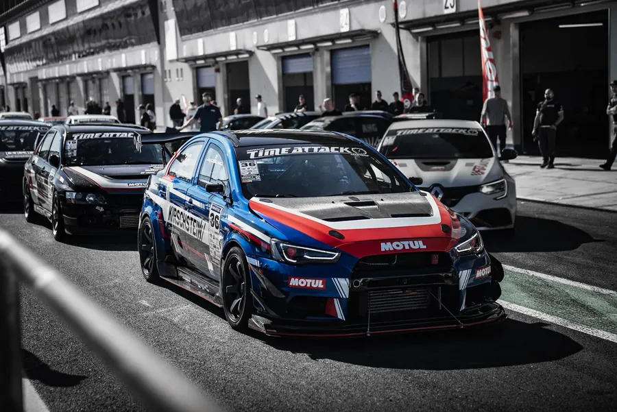 Blauer Mitsubishi Evo 10 in der Boxengasse