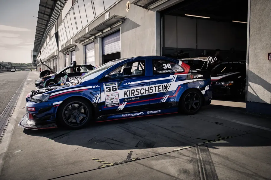 Blauer Mitsubishi Evo 10 von Christian Möller mit der Startnummer 36 in der Boxengasse