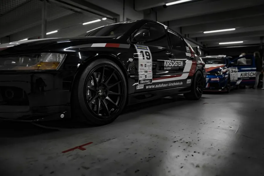 Schwarzer Mitsubishi Evo 9 mit der Startnummer 19 in der Box