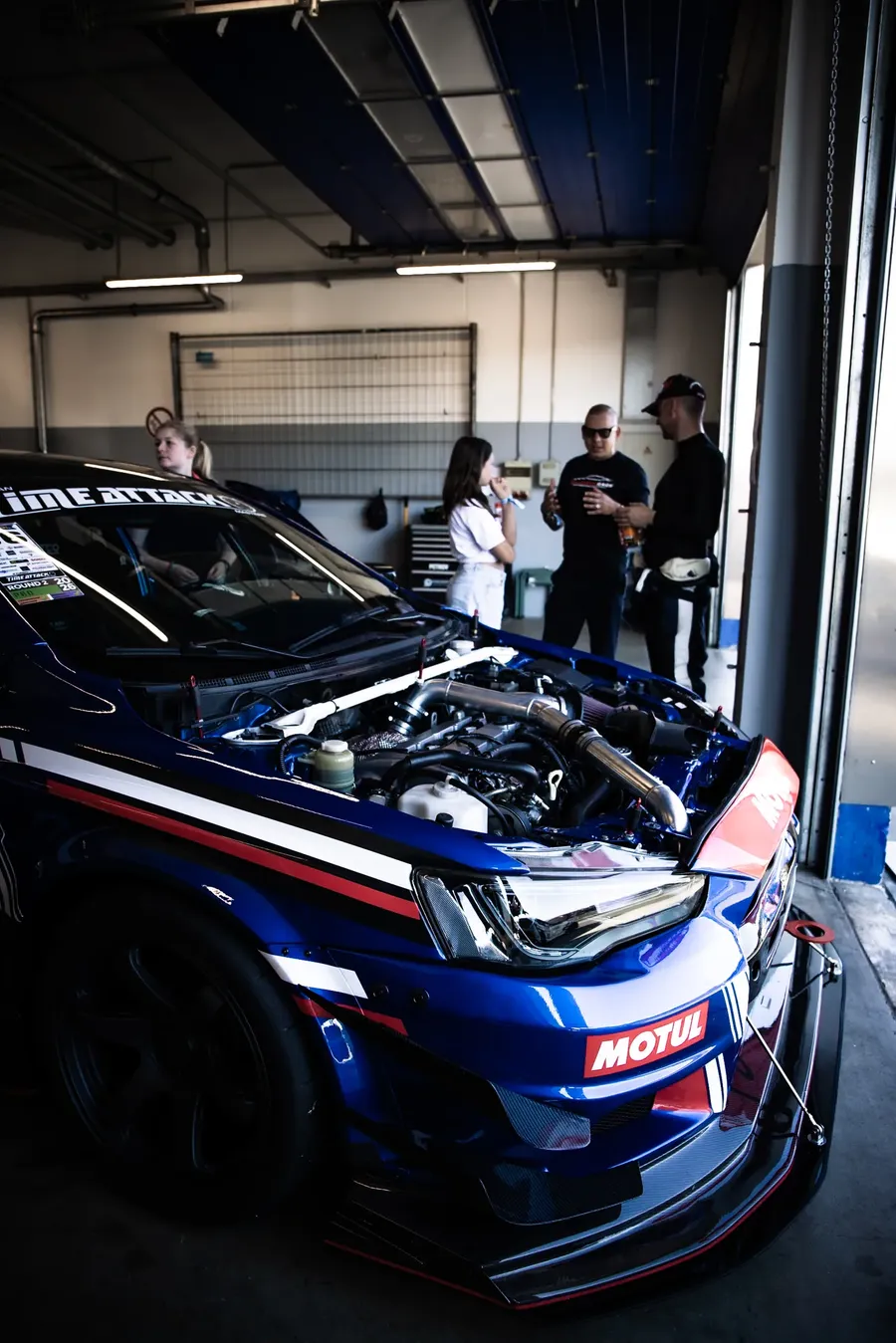 Geöffnete Motorhaube des Mitsubishi Evo 10 in der Box
