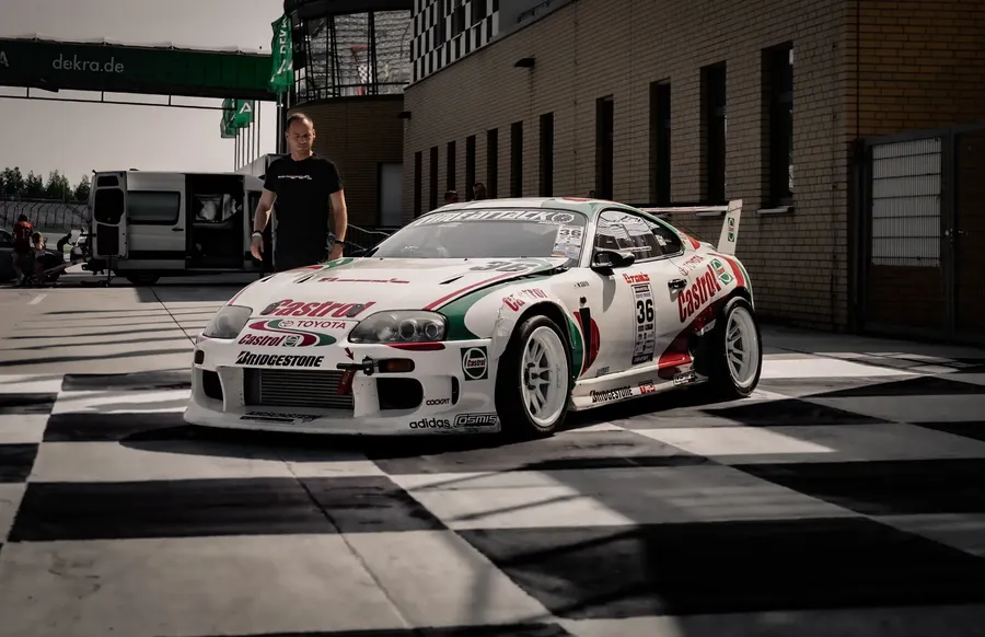 Toyota Supra MK4 in Castrol-Lackierung mit der Startnummer 36 auf dem Boxenvorplatz