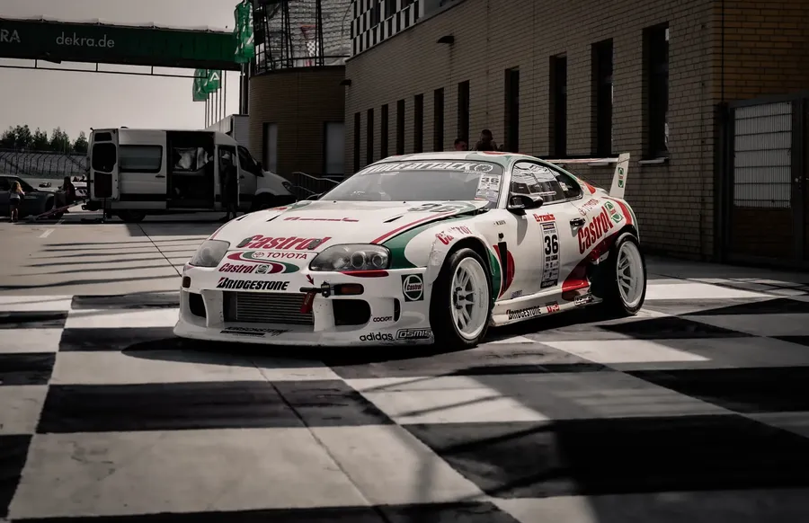 Toyota Supra MK4 und Mitsubishi Evo auf dem Boxenvorplatz