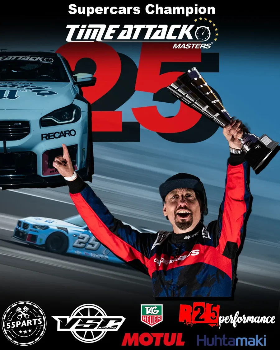 Grafik zum Titelgewinn: ein Fahrer hebt den Pokal, darüber die Zeile „Supercars Champion" und das Logo der Time Attack Masters