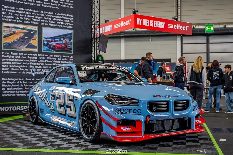 Der BMW M2 G87 von R25Performance auf einem Messestand