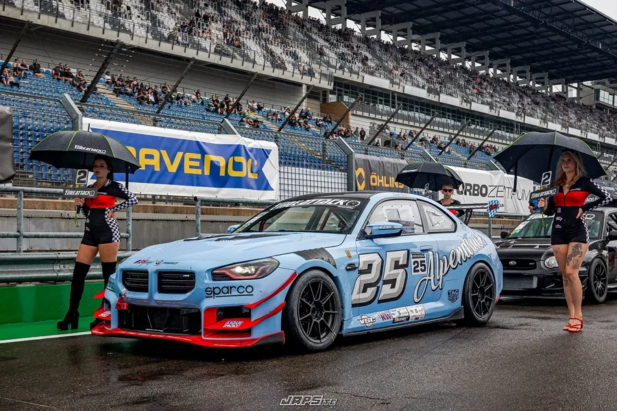 Der BMW M2 G87 mit der Startnummer 25 in der Startaufstellung an der Boxenmauer